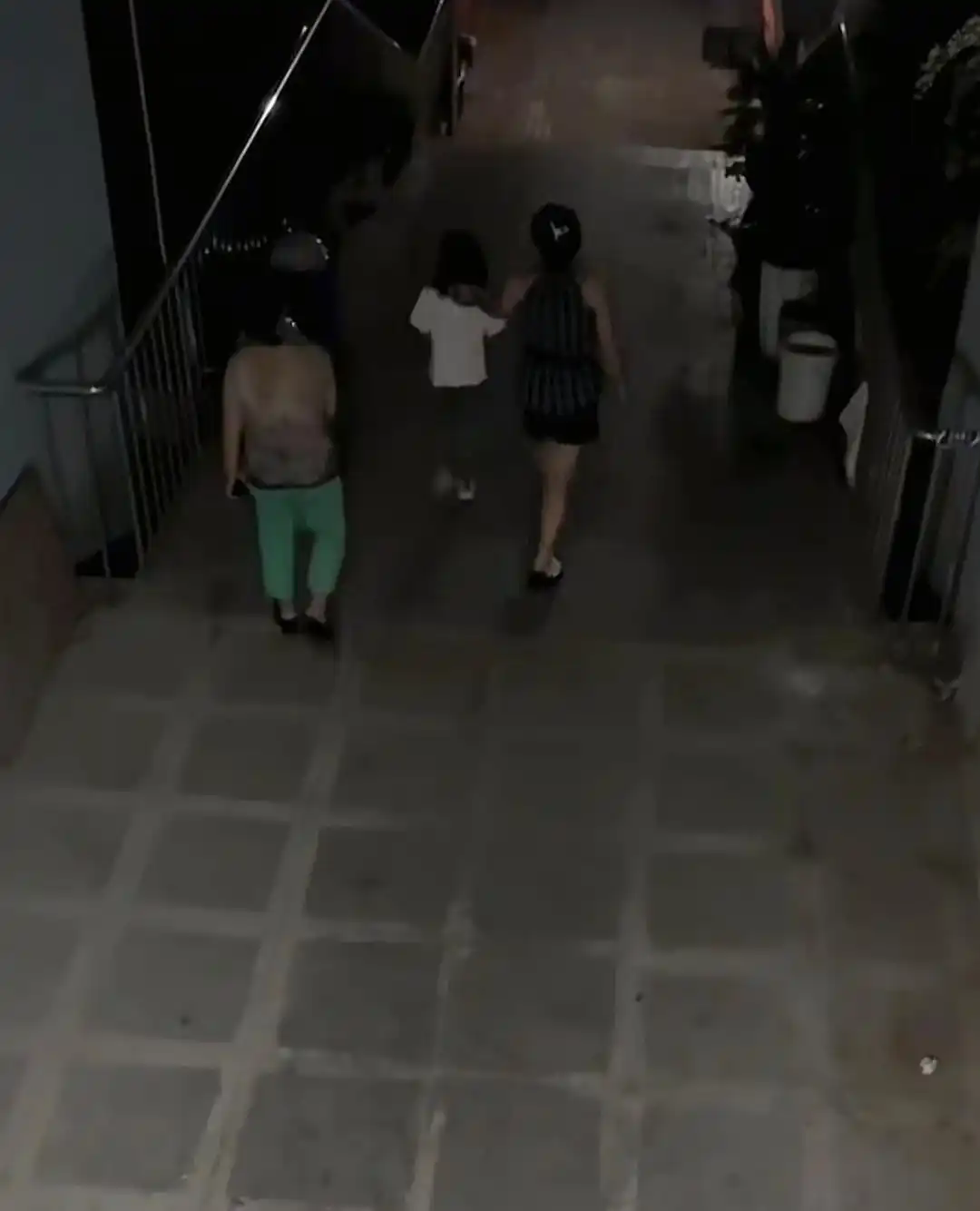 7岁女孩中秋节到同学家玩，爸爸一直没来接她，两天后发现其父已在家中离世