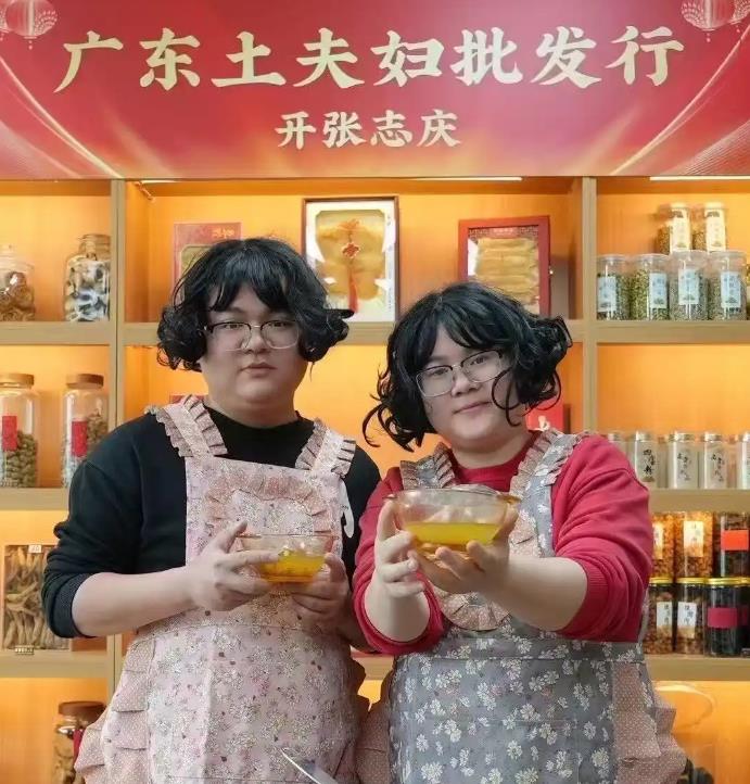 “全网最像夫妻”被网友喊话测DNA,妻子回应:做过婚检,丈夫为生意抛掉面子