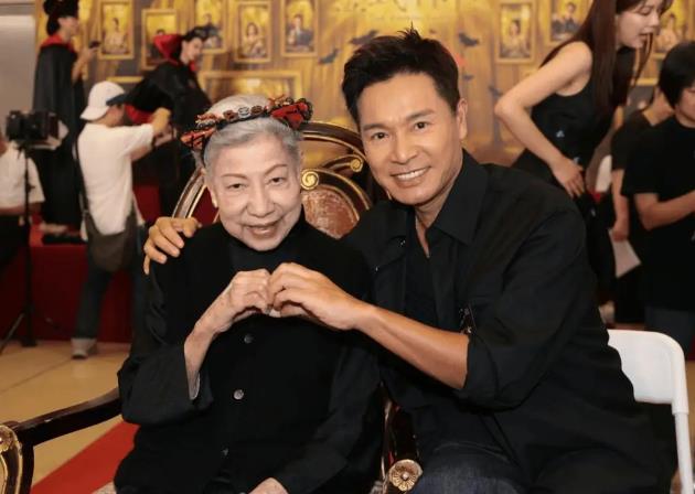 TVB三届视帝突然宣布离巢!网友惋惜今年冲击不了视帝!回应原因:大家猜一猜