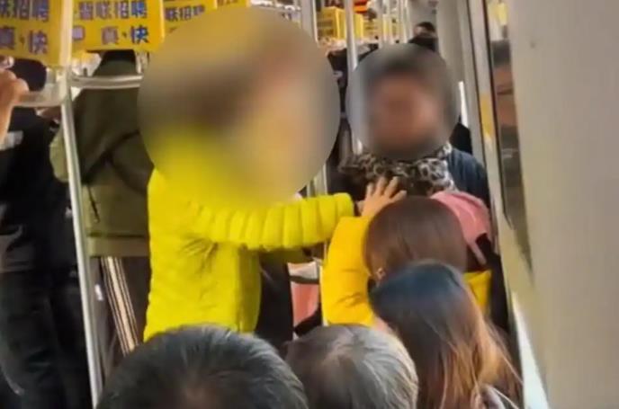 老太要女生让出爱心专座,女生称“我也很累”后发生口角,上海地铁:倡导文明乘车