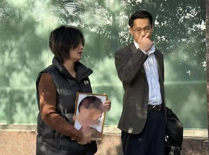 福建莆田12岁女孩被虐致死案再审开庭，生父获刑13年半