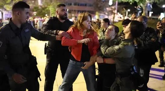 以媒:以色列主要城市举行反战抗议活动,至少18人被捕