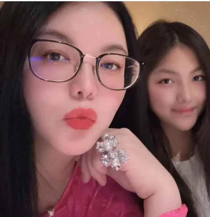 王诗龄回长沙过暑假，和爸妈同住1500w豪宅，李湘一身名牌像贵妇