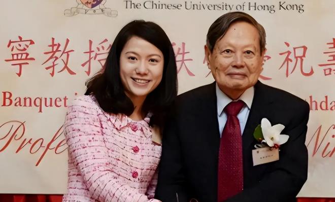 卷款18亿移民英国、窃取杨振宁研究成果,翁帆身上哪个标签是真的