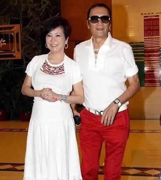 原来谢贤最宠爱的不是狄波拉，也不是甄珍，而是已有俩儿子的她